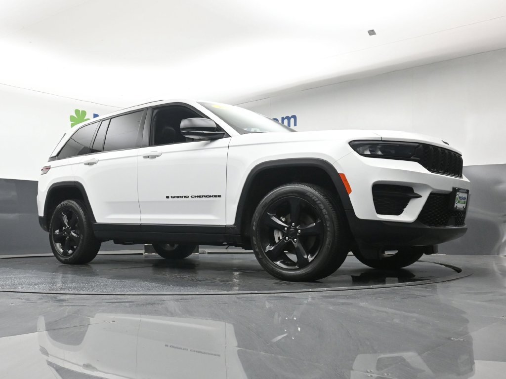 Used 2024 Jeep Grand Cherokee Altitude AWD/4WD image 27