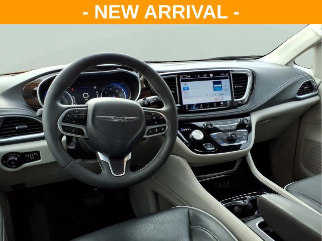 Used 2024 Chrysler Pacifica Limited FWD image 13