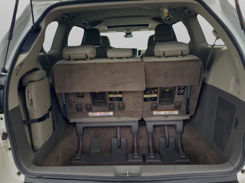 Certified 2018 Toyota Sienna XLE image 32