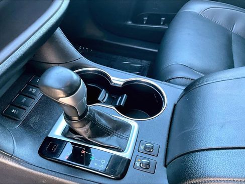 Used 2019 Toyota Highlander XLE image 16