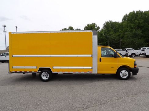Used 2022 GMC Savana 3500 Extended w/ Power Convenience Package RWD image 9