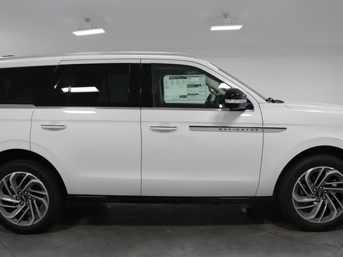 New 2025 Lincoln Navigator Reserve image 15