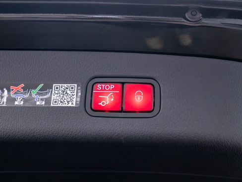 Used 2025 Mercedes-Benz GLC 350e 4MATIC image 30