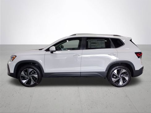 New 2025 Volkswagen Taos SE image 9