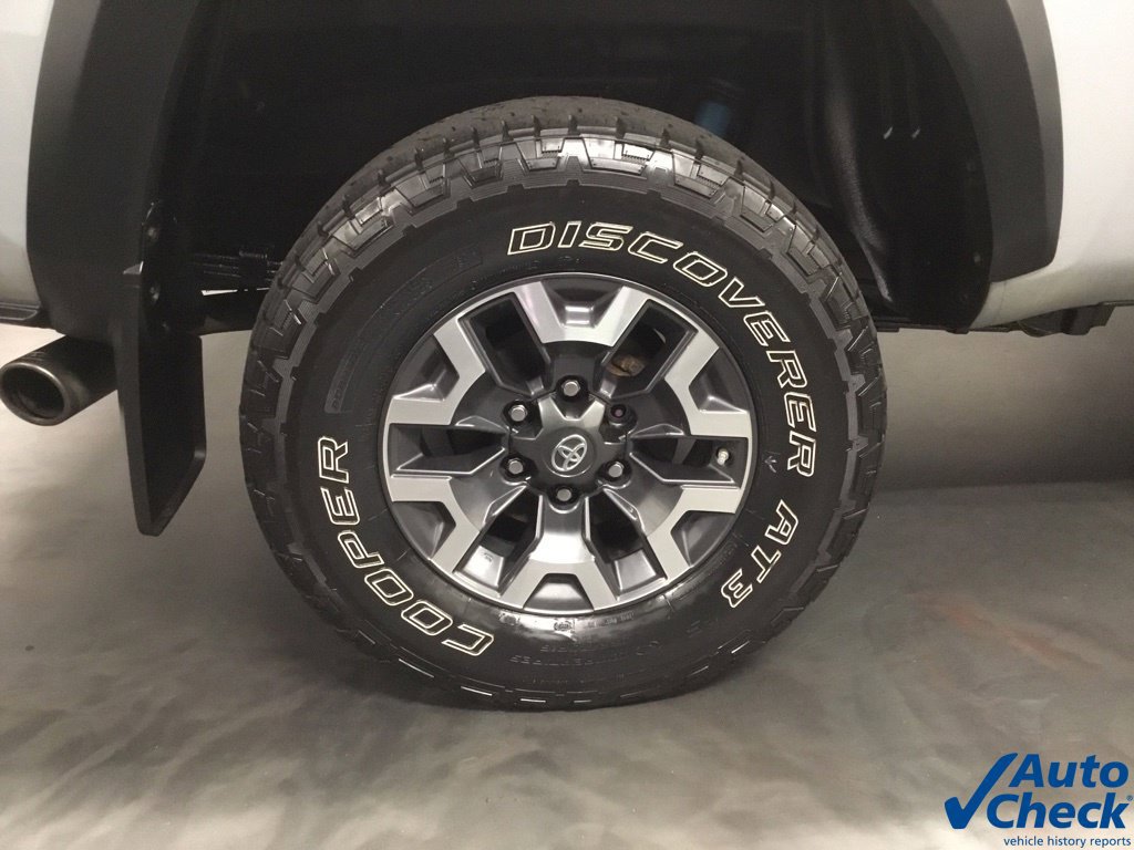 Used 2018 Toyota Tacoma TRD Off-Road w/ Technology Package AWD/4WD image 31