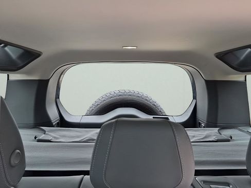 Used 2024 Land Rover Defender 110 X-Dynamic SE image 25