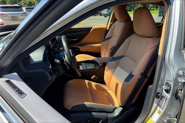 Used 2024 Lexus ES 350 w/ Premium Package FWD image 2