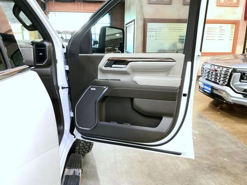 Used 2024 GMC Sierra 2500 SLT w/ SLT Premium Package image 16