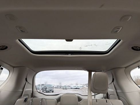 Used 2017 Chrysler Pacifica Limited image 32