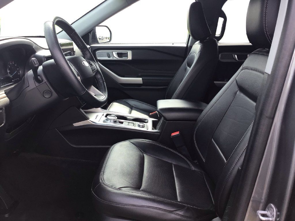 Used 2022 Ford Explorer Limited w/ Equipment Group 301A AWD/4WD image 9
