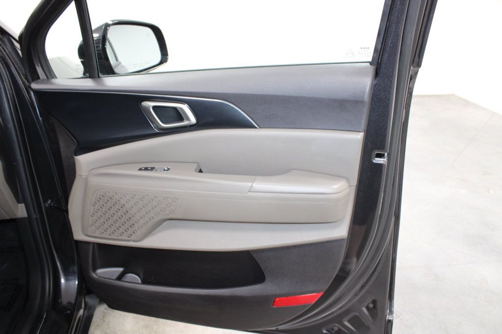 Used 2025 Kia Carnival FWD image 23