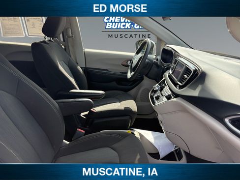 Used 2023 Chrysler Voyager LX FWD image 16
