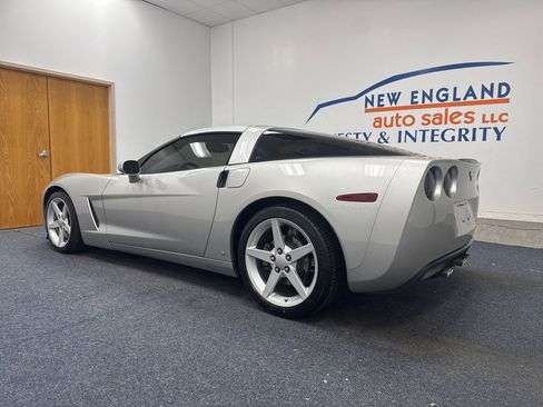 Used 2006 Chevrolet Corvette Coupe w/ Preferred Equipment Group RWD image 2