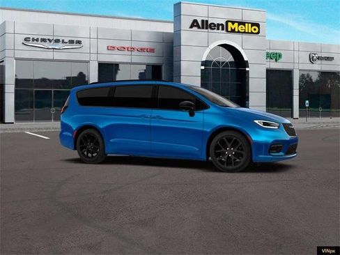New 2026 Chrysler Pacifica Limited image 10