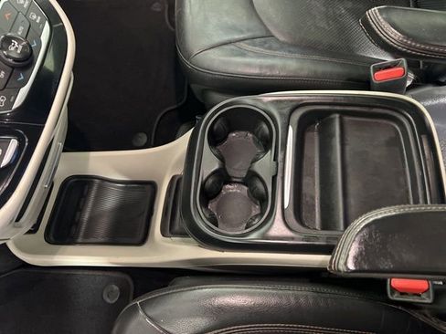 Used 2019 Chrysler Pacifica Touring-L image 24