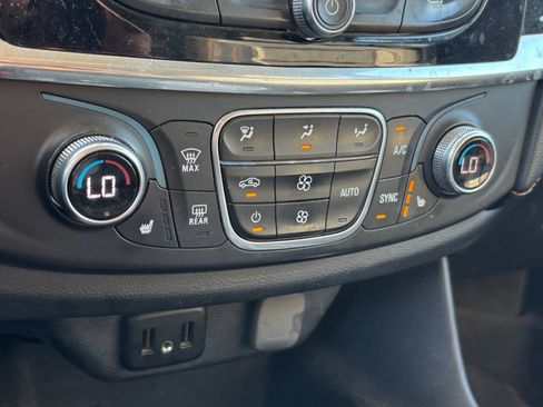 Used 2019 Chevrolet Traverse LT w/ LT Premium Package FWD image 9