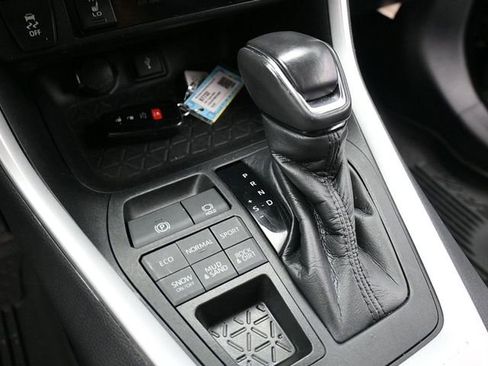 Used 2021 Toyota RAV4 XLE Premium image 18