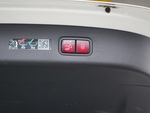 Used 2024 Mercedes-Benz GLC 300 4MATIC image 17