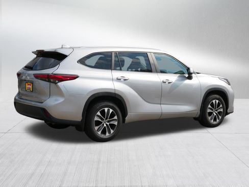 Used 2023 Toyota Highlander XLE AWD/4WD image 7