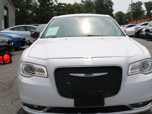 Used 2017 Chrysler 300 C RWD image 2