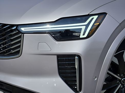 Certified 2026 Volvo XC90 B6 Plus w/ Protection Package Premier AWD/4WD image 31