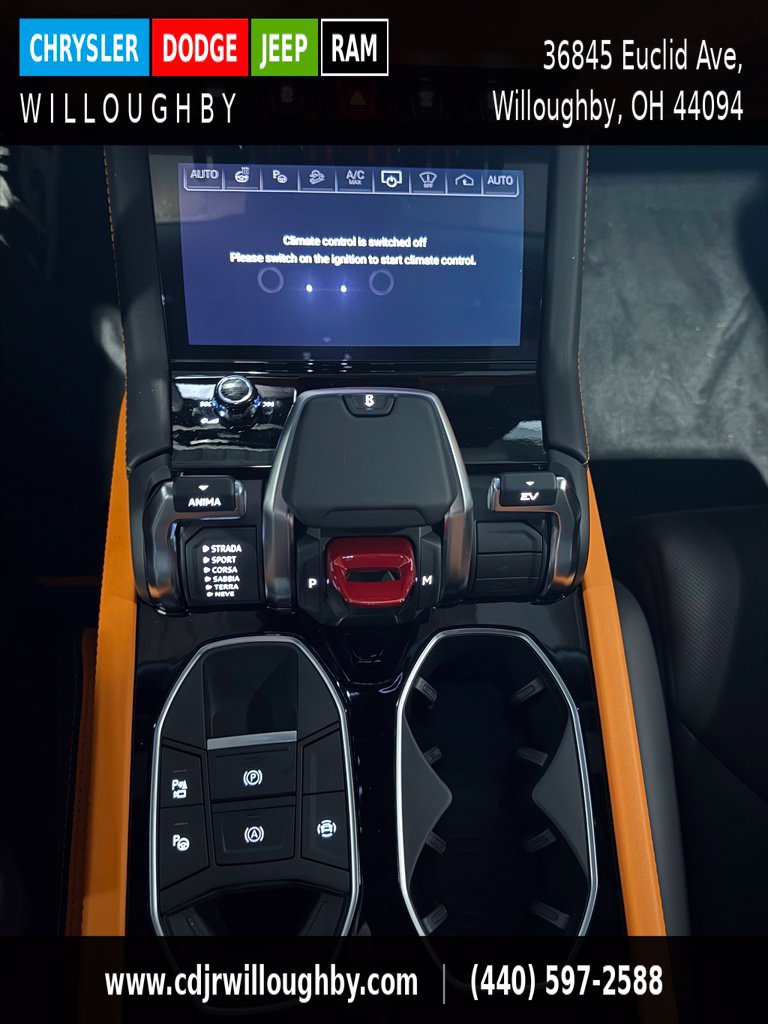 Used 2025 Lamborghini Urus SE AWD/4WD image 37