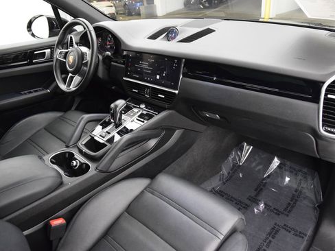 Used 2022 Porsche Cayenne AWD/4WD image 16