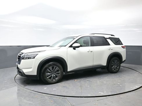 Used 2024 Nissan Pathfinder SV image 9