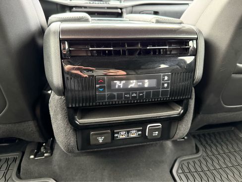 Used 2024 Jeep Wagoneer 4WD image 28