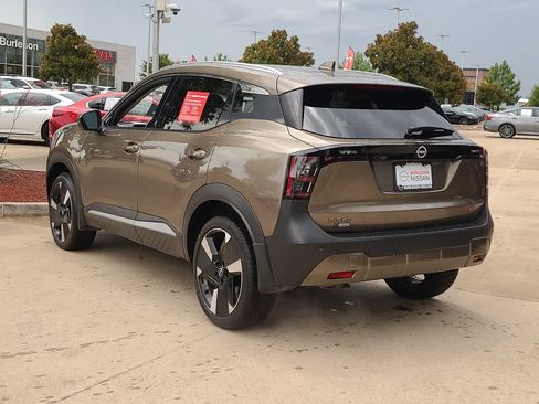 Certified 2025 Nissan Kicks SR FWD image 2