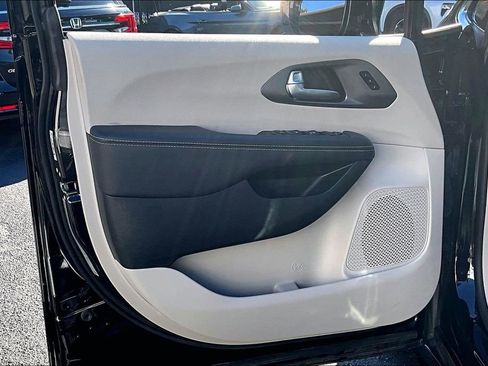 Used 2024 Chrysler Pacifica Touring-L image 18