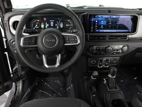 Used 2025 Jeep Wrangler Unlimited Sahara AWD/4WD image 9
