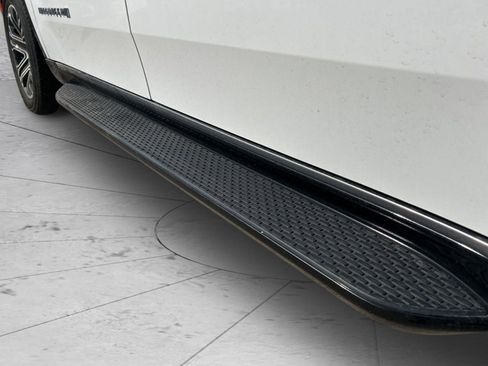 Certified 2024 Jeep Wagoneer L Series II w/ Flexible Seating Group image 32