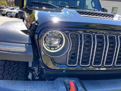 Used 2024 Jeep Gladiator Mojave w/ Safety Group AWD/4WD image 30