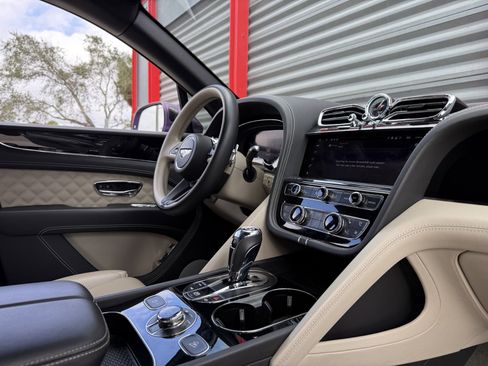 Used 2021 Bentley Bentayga V8 image 18