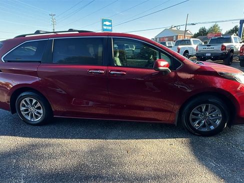 Used 2025 Toyota Sienna XLE image 4