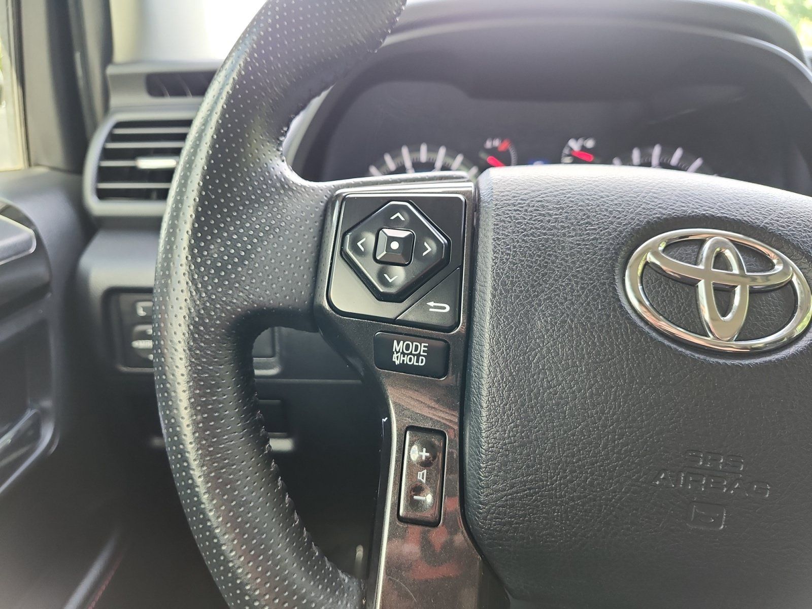 Used 2018 Toyota 4Runner TRD Off-Road AWD/4WD image 25