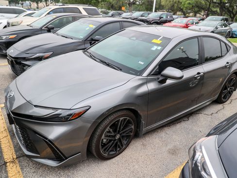 Used 2025 Toyota Camry XSE FWD image 9