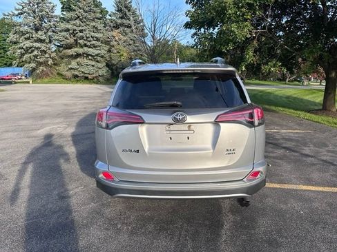 Used 2017 Toyota RAV4 XLE AWD/4WD image 4