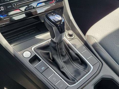 Used 2025 Volkswagen Jetta SE FWD image 28