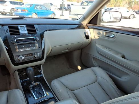 Used 2010 Cadillac DTS Luxury image 18