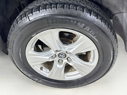 Used 2020 Toyota RAV4 XLE w/ Convenience Package FWD image 40