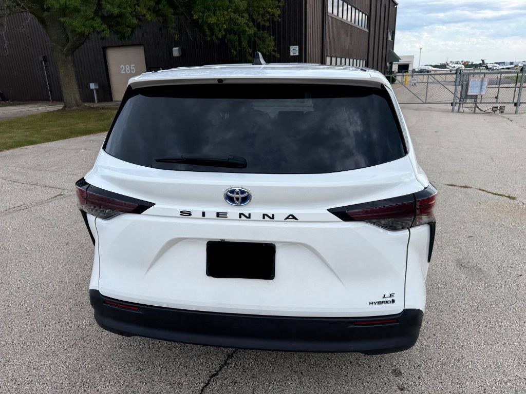 Used 2024 Toyota Sienna LE FWD image 7