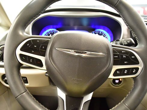Used 2024 Chrysler Pacifica Touring-L FWD image 20