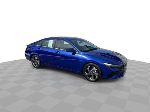 Used 2025 Hyundai Elantra SEL image 3