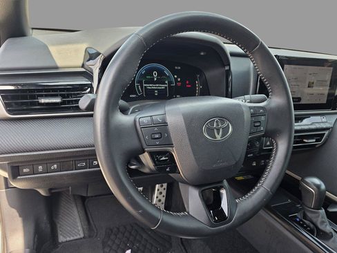 Used 2025 Toyota Camry SE w/ Convenience Package FWD image 10
