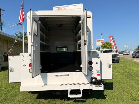 Used 2015 Ford F550 2WD Regular Cab Super Duty image 4