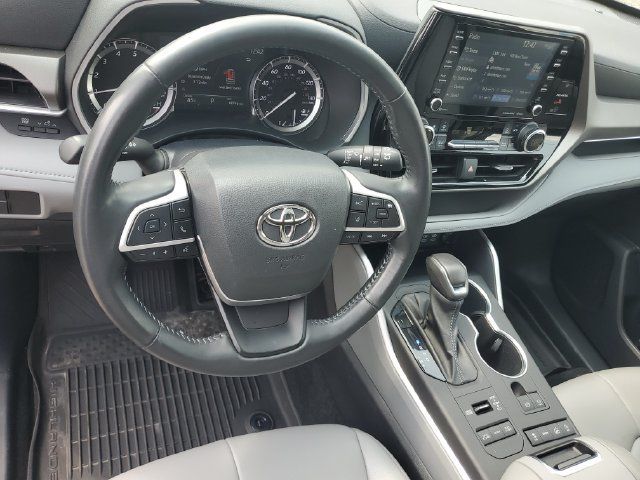 Used 2022 Toyota Highlander XLE AWD/4WD image 19