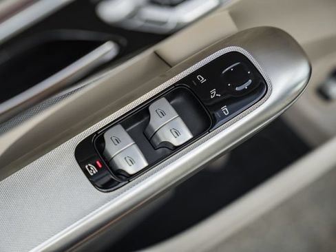 Used 2024 Mercedes-Benz GLC 300 4MATIC image 36