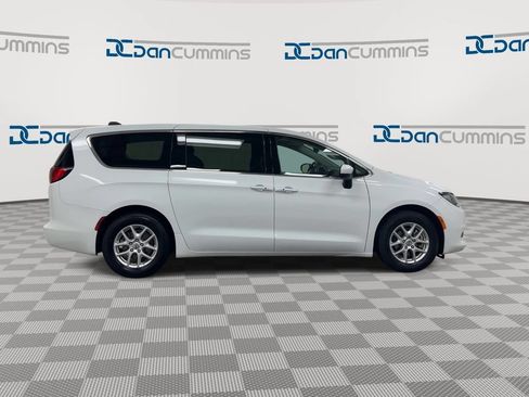 Used 2023 Chrysler Voyager LX FWD image 9